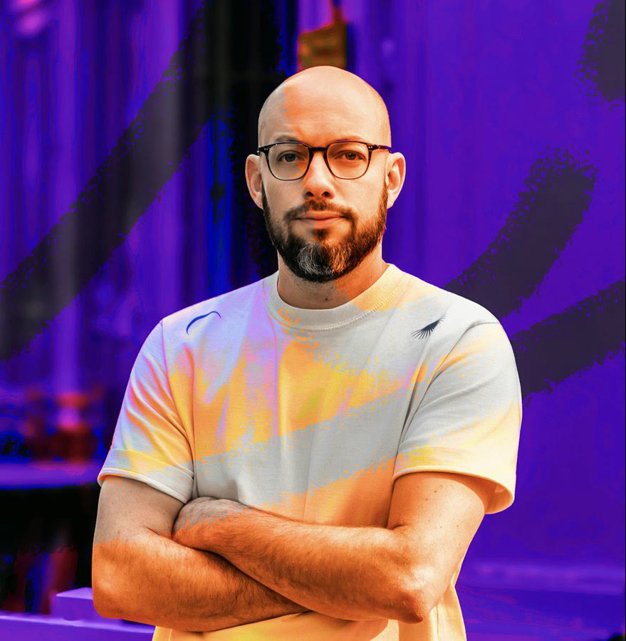 Portrait de Julien Joyon, bras croisés, traitement violet et orange