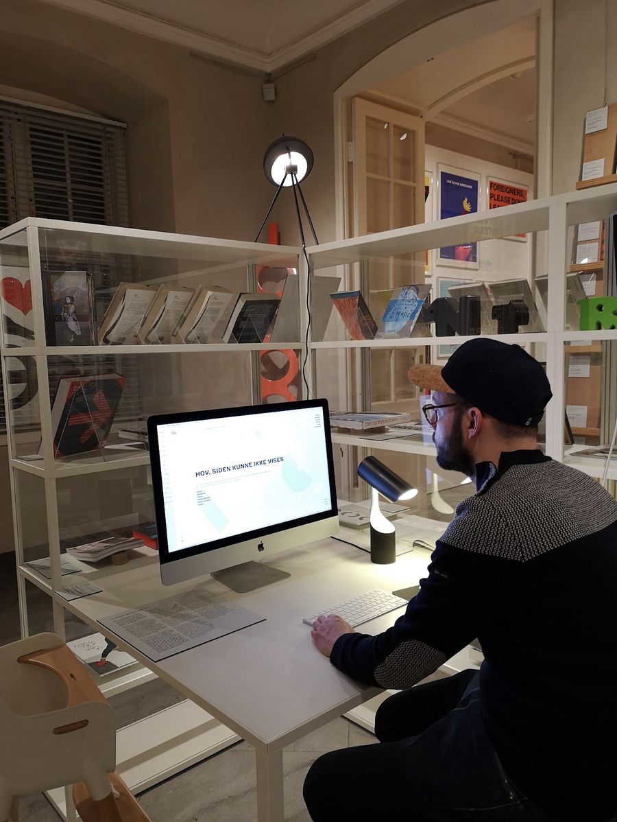 Julien Joyon au travail devant un écran, dans une salle d’exposition